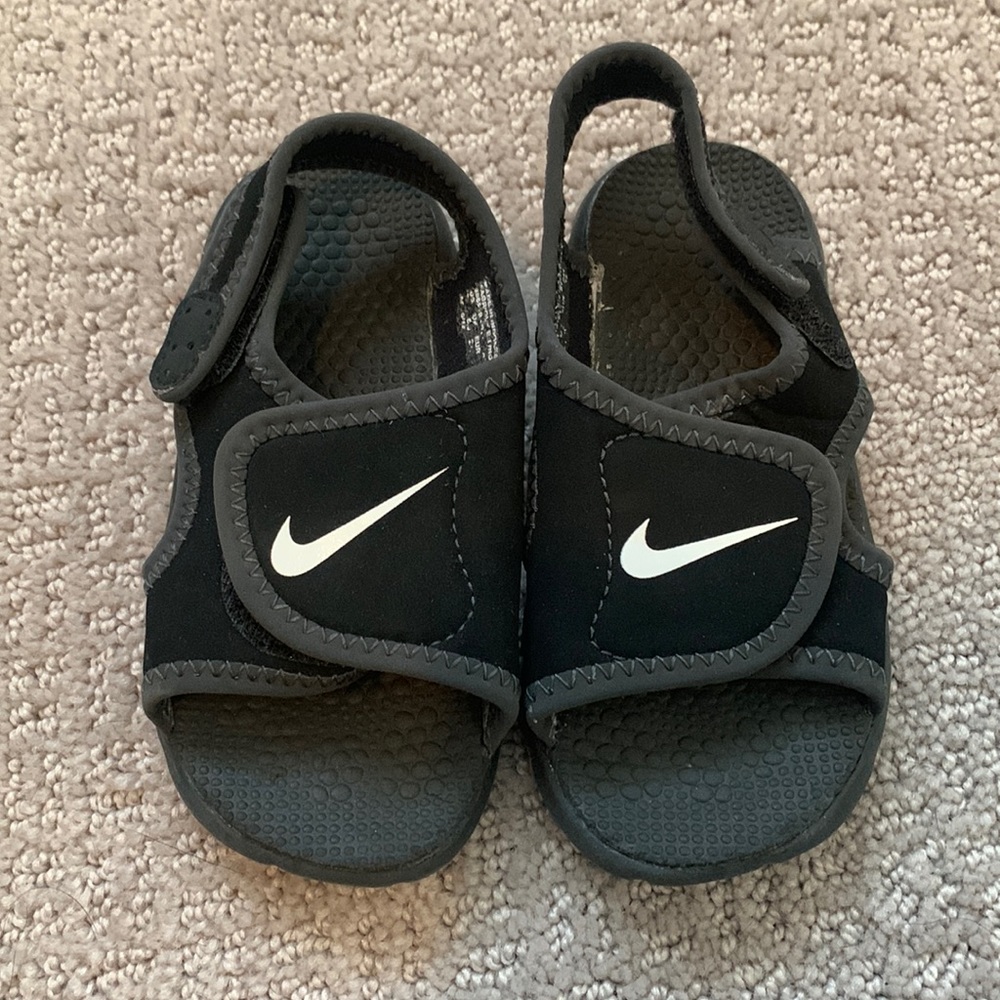 Size 6 toddler Nike sandals